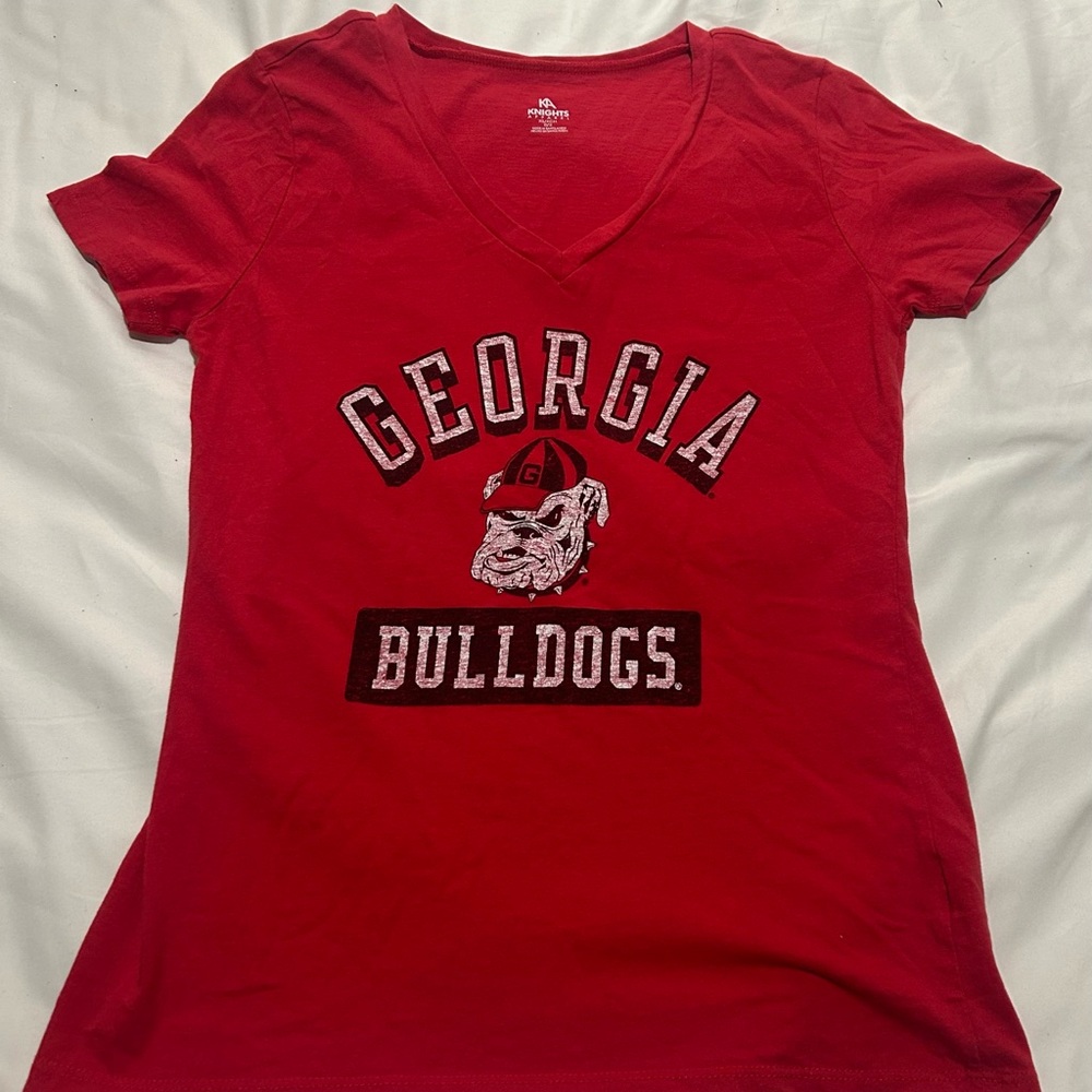 Georgia Bulldogs women’s v neck size XS, but it does have some stretch.
